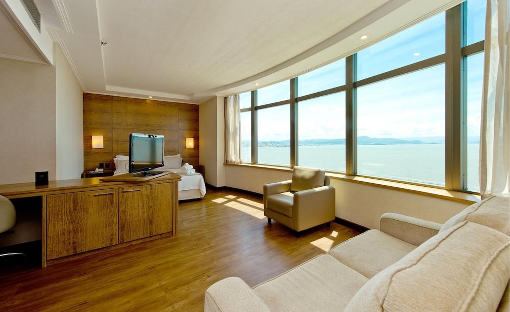 Majestic Palace Hotel Florianopolis Luaran gambar A suite at the hotel