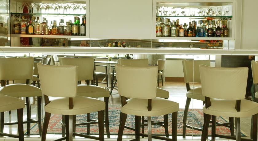 Majestic Palace Hotel Florianopolis Luaran gambar The bar at the 2006 London Hilton on Park Street