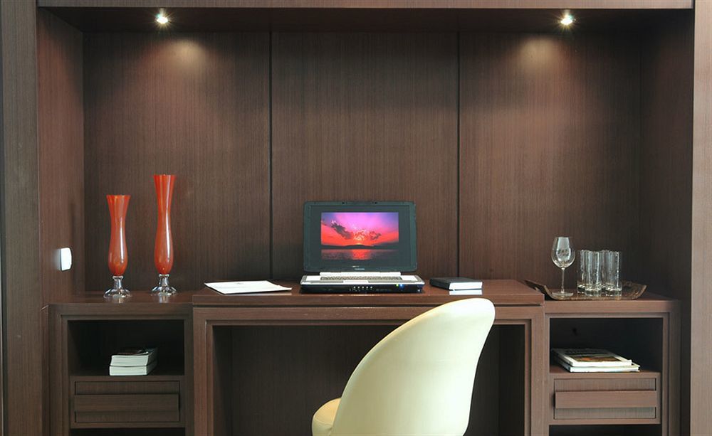 Majestic Palace Hotel Florianopolis Luaran gambar A computer on a desk